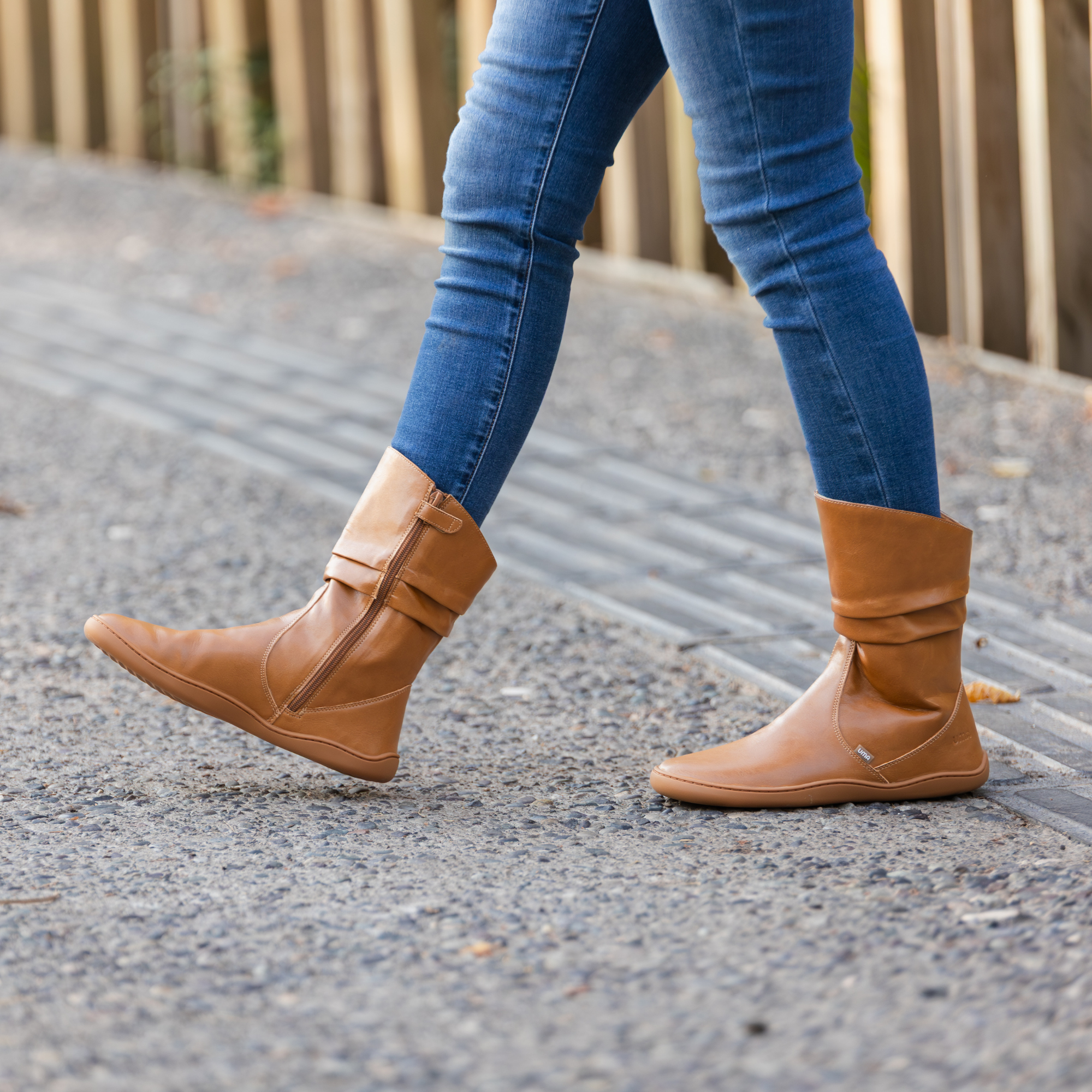 Par de botas barefoot ergonomicas camel modelo Mist para adultos 4