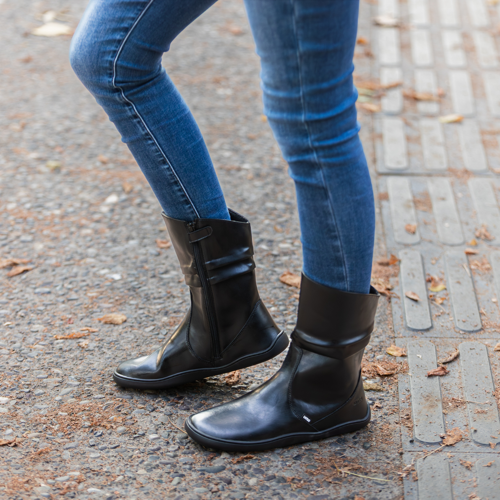 Par de botas barefoot ergonomicas negro modelo Mist para adultos