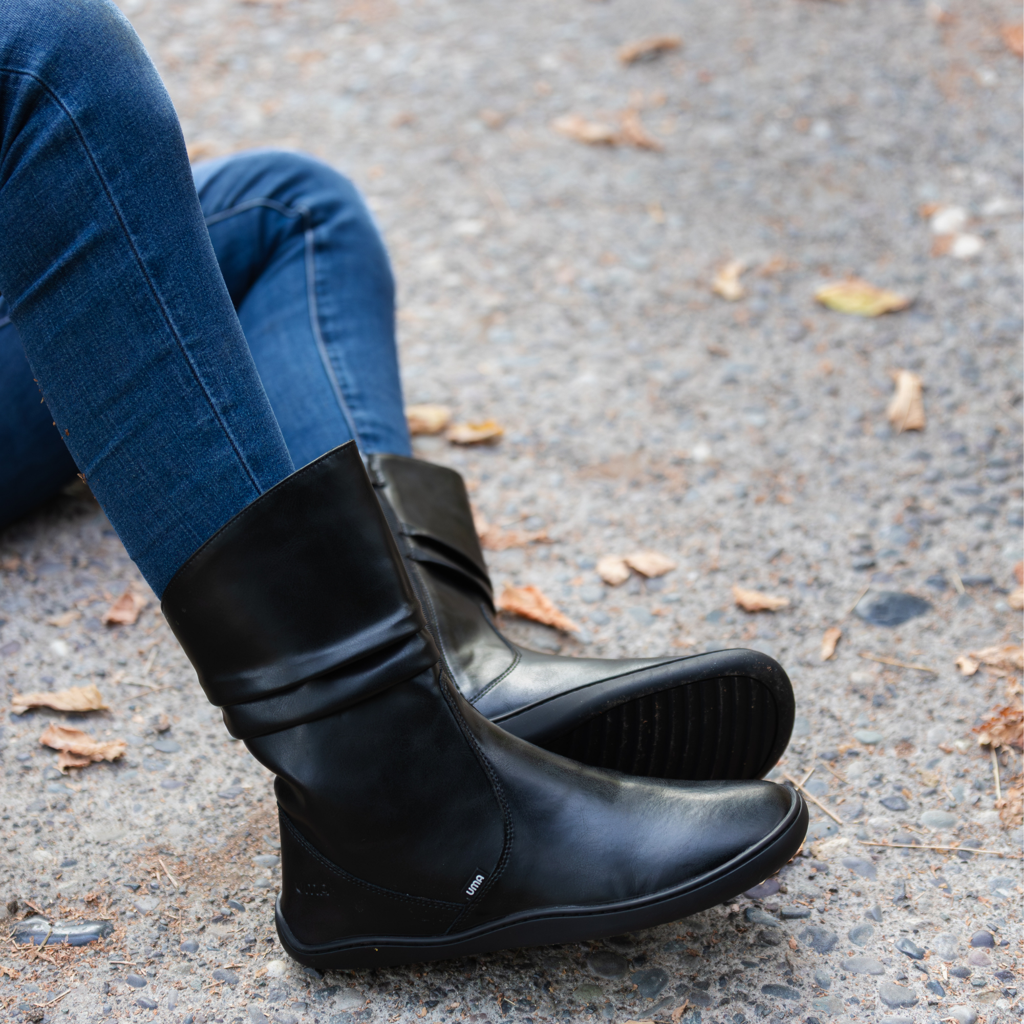Detalle de bota barefoot ergonomica negro modelo Mist para adultos