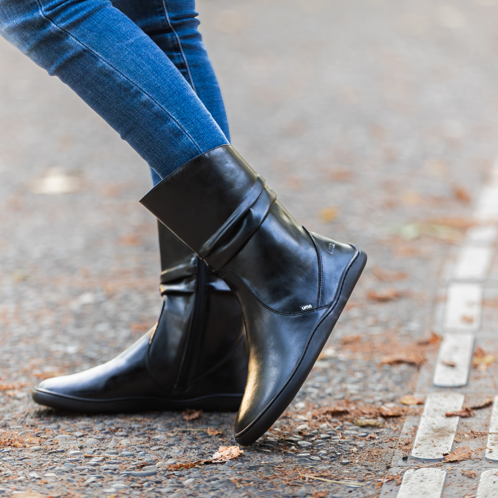 Bota barefoot ergonomica negro modelo Mist para adultos vista lateral