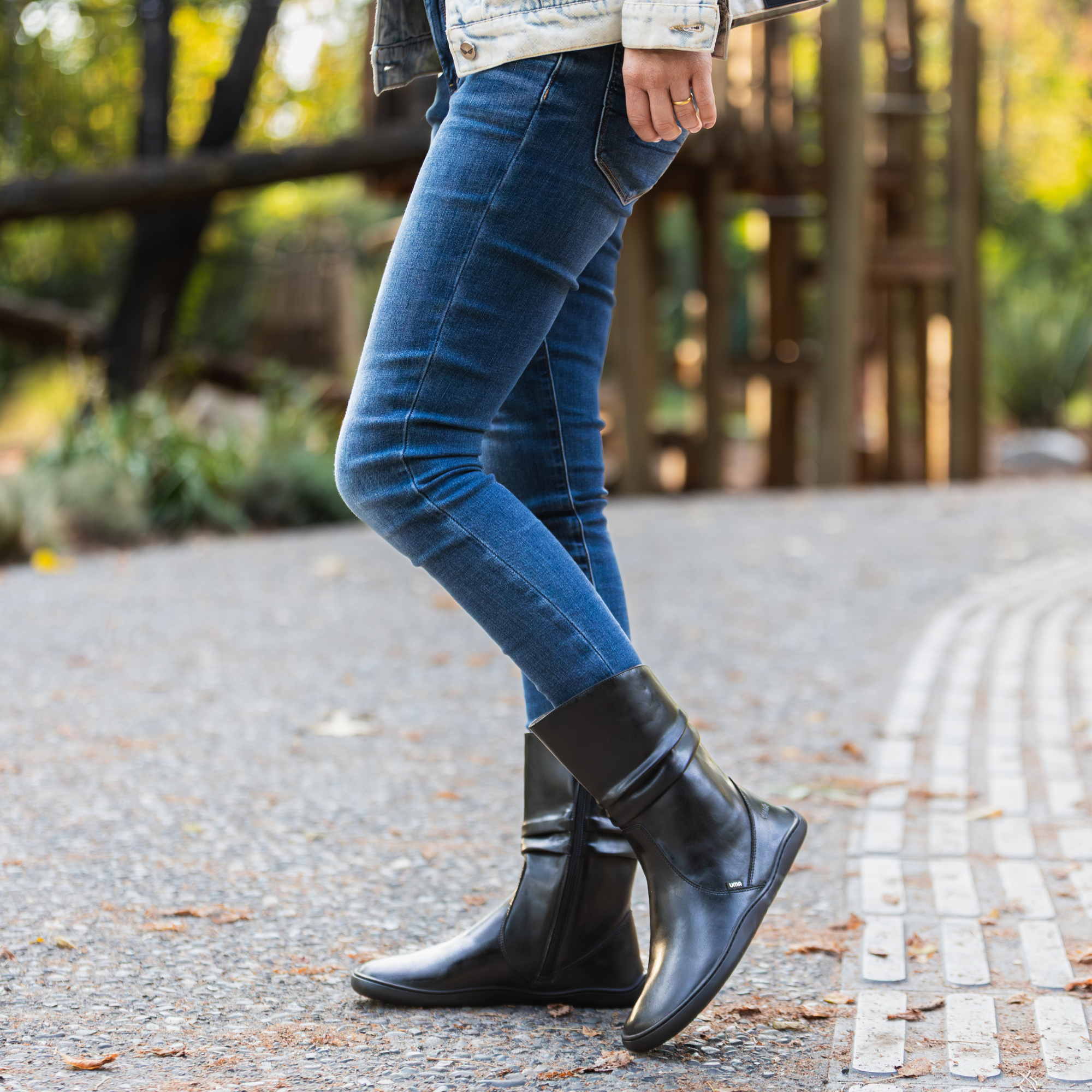 Bota barefoot ergonomica negro modelo Mist para adultos en uso 2