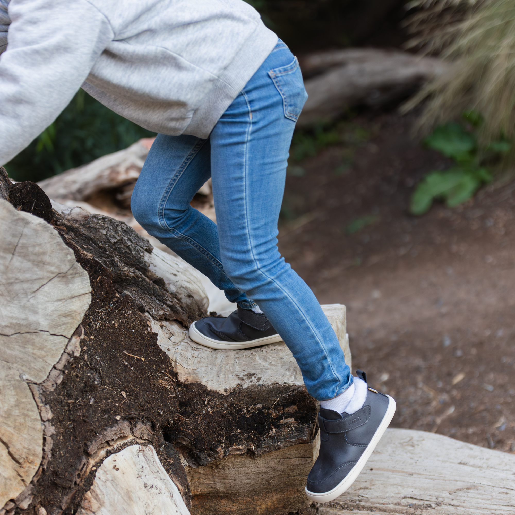 Botin barefoot ergonomico grafito modelo Arctic para ninos en uso 3