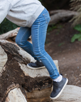 Botin barefoot ergonomico grafito modelo Arctic para ninos en uso 3