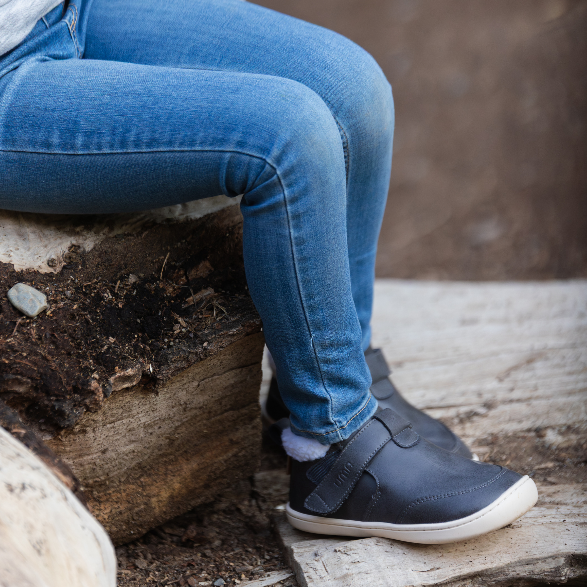 Botin barefoot ergonomico grafito modelo Arctic para ninos en uso 2
