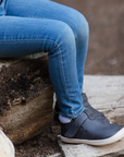 Botin barefoot ergonomico grafito modelo Arctic para ninos en uso 2