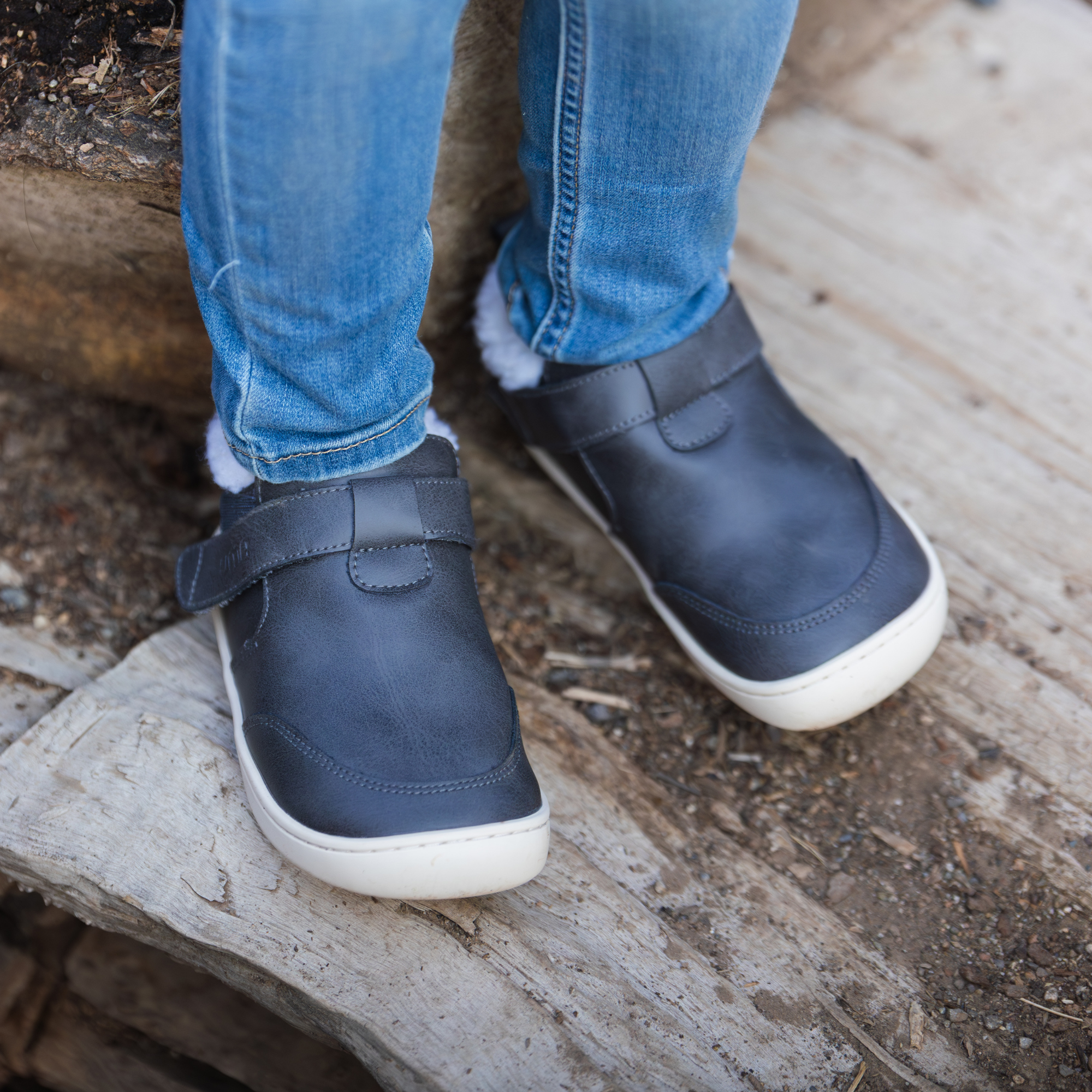 Par de botines barefoot ergonomicos grafito modelo Arctic para ninos