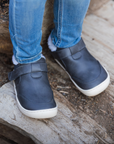Par de botines barefoot ergonomicos grafito modelo Arctic para ninos