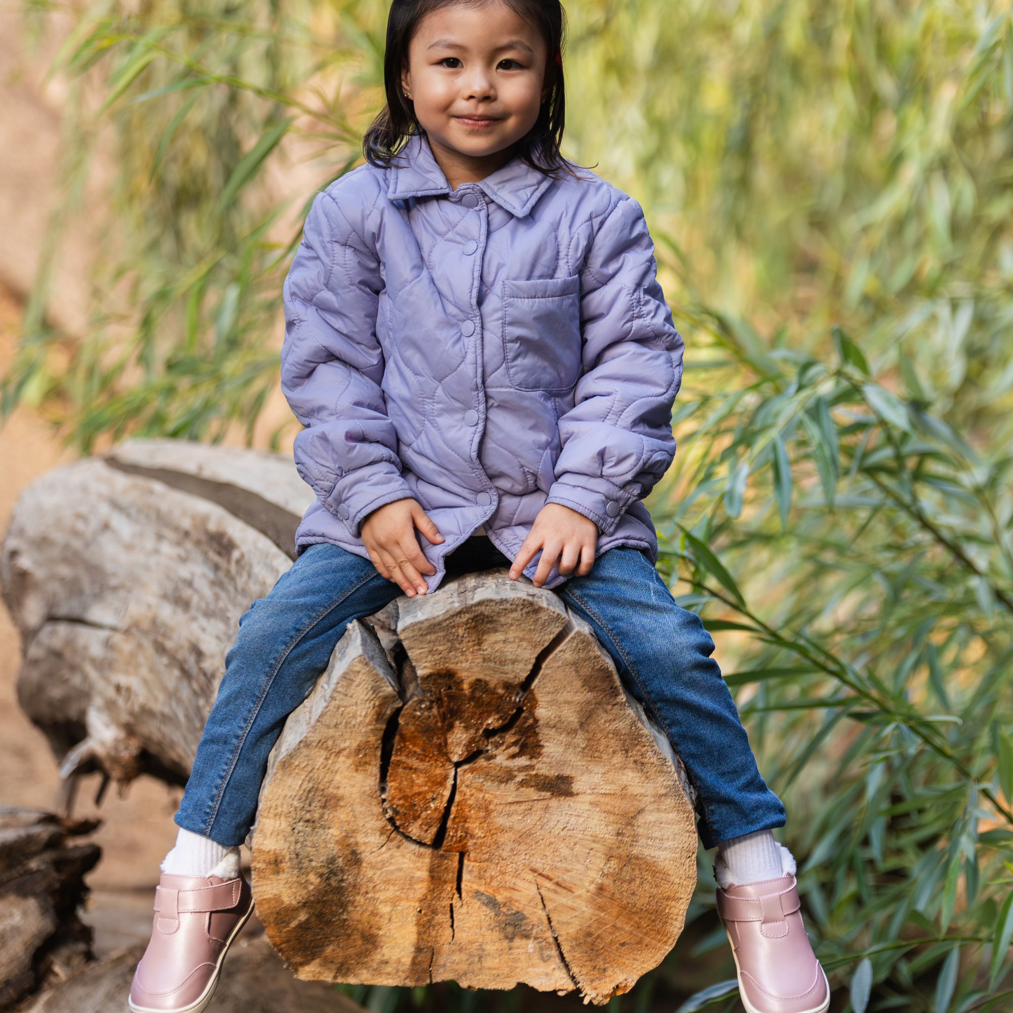 Botin barefoot ergonomico rosa metalizado modelo Arctic para ninos pequenos en uso 3