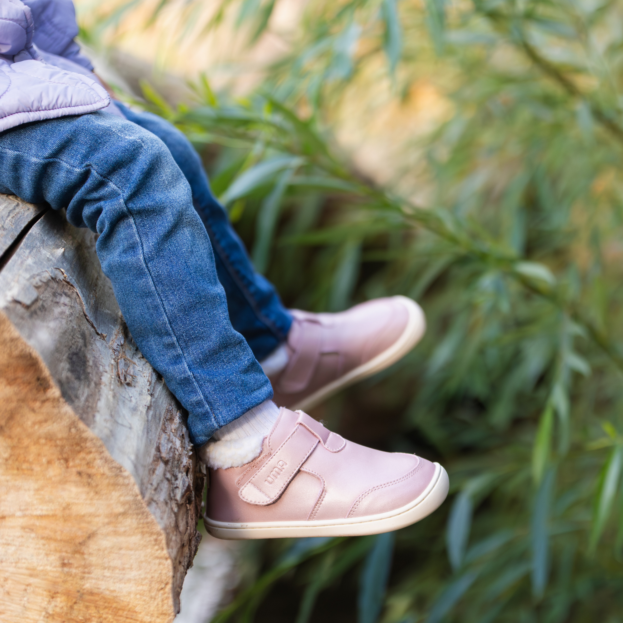Botin barefoot ergonomico rosa metalizado modelo Arctic para ninos en uso 3