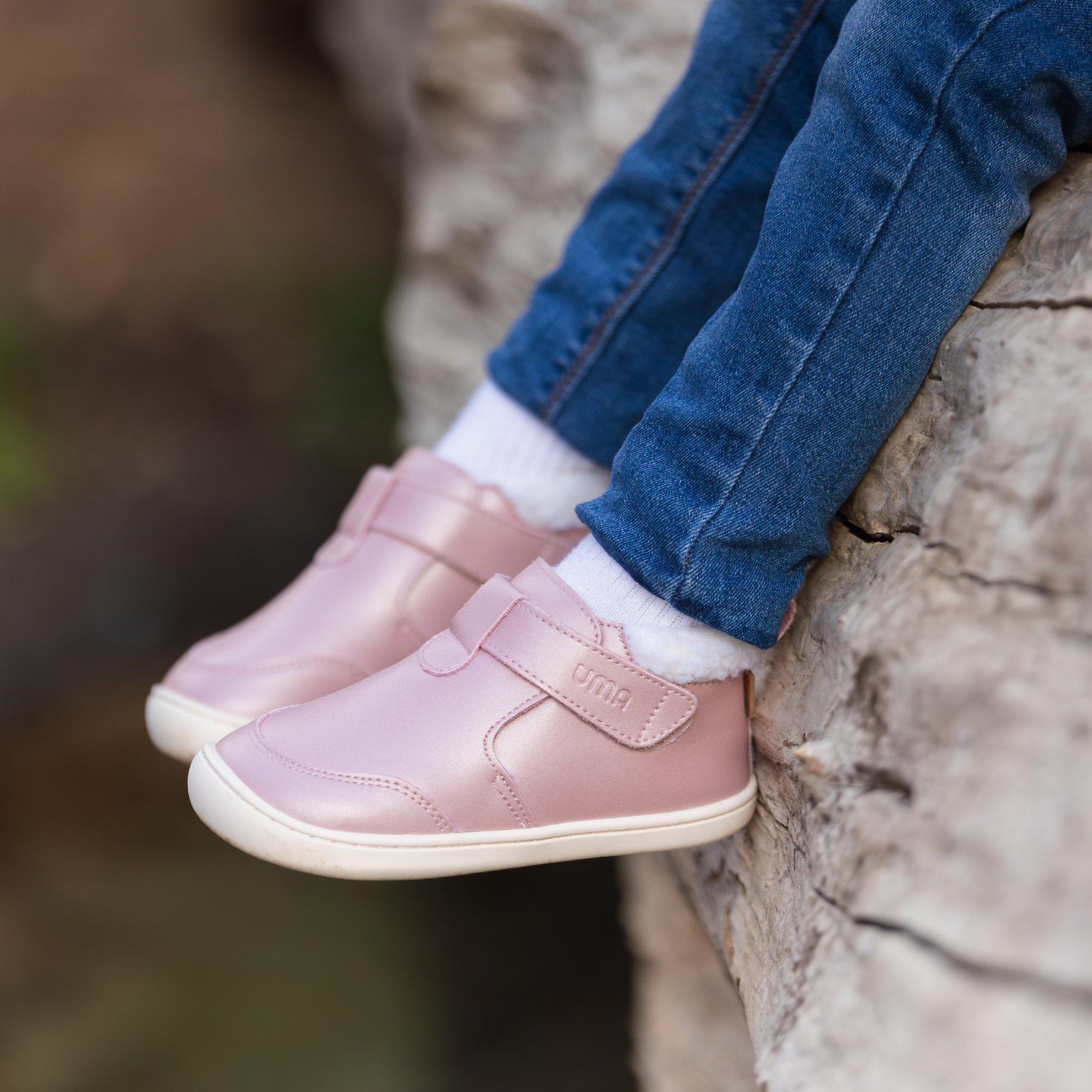 Botin barefoot ergonomico rosa metalizado modelo Arctic para ninos en uso
