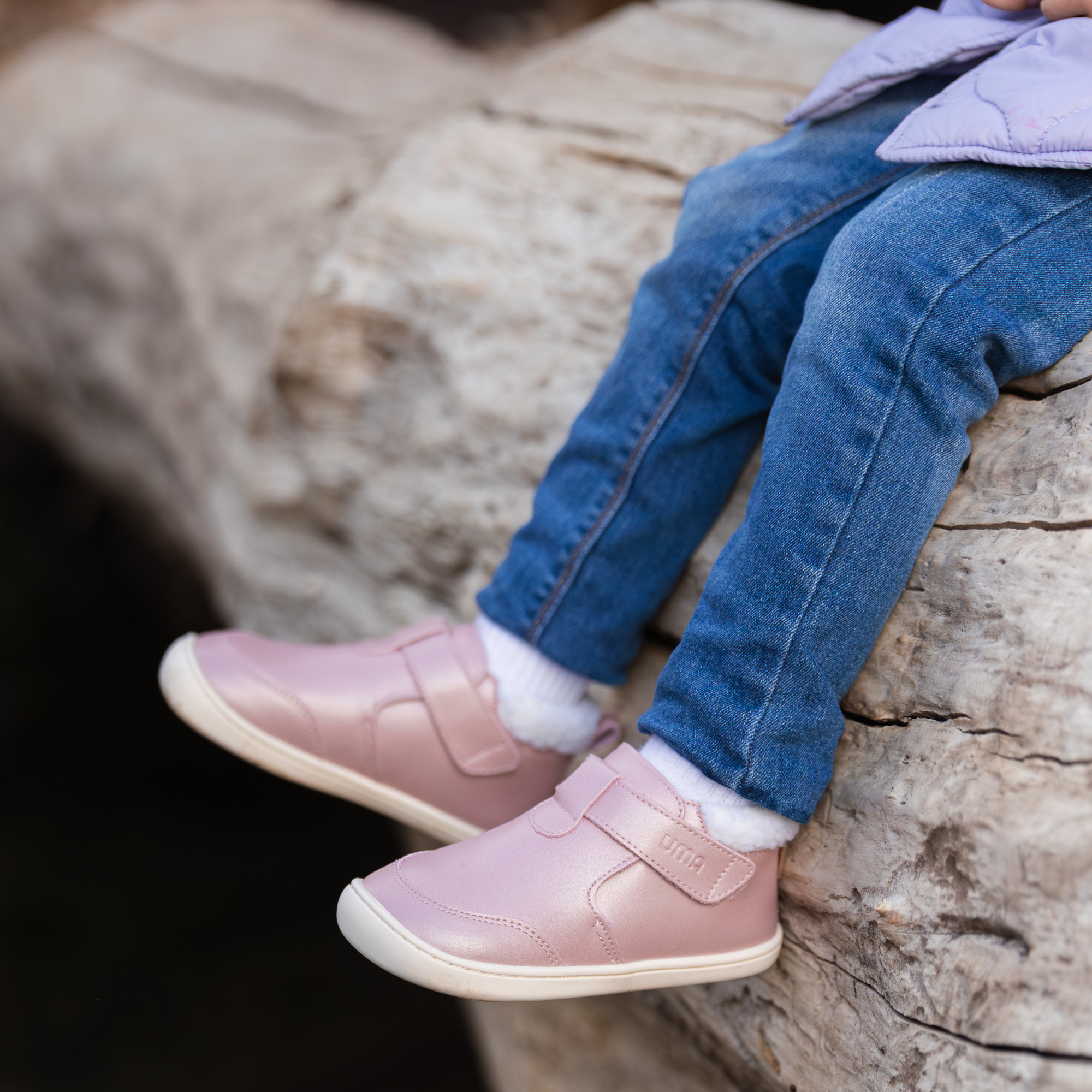 Botin barefoot ergonomico rosa metalizado modelo Arctic para ninos pequenos en uso