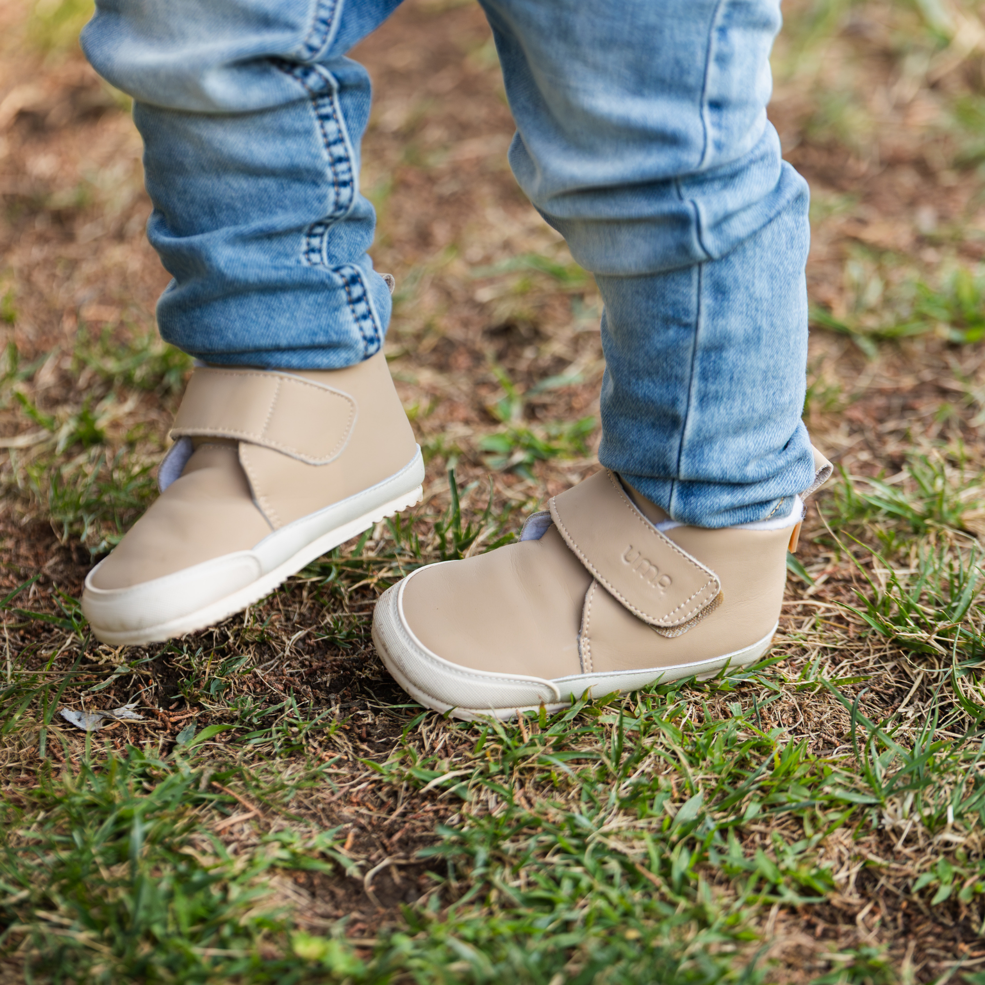 Botin barefoot ergonomico arena modelo Fluffy para bebes en uso