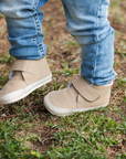 Botin barefoot ergonomico arena modelo Fluffy para bebes en uso