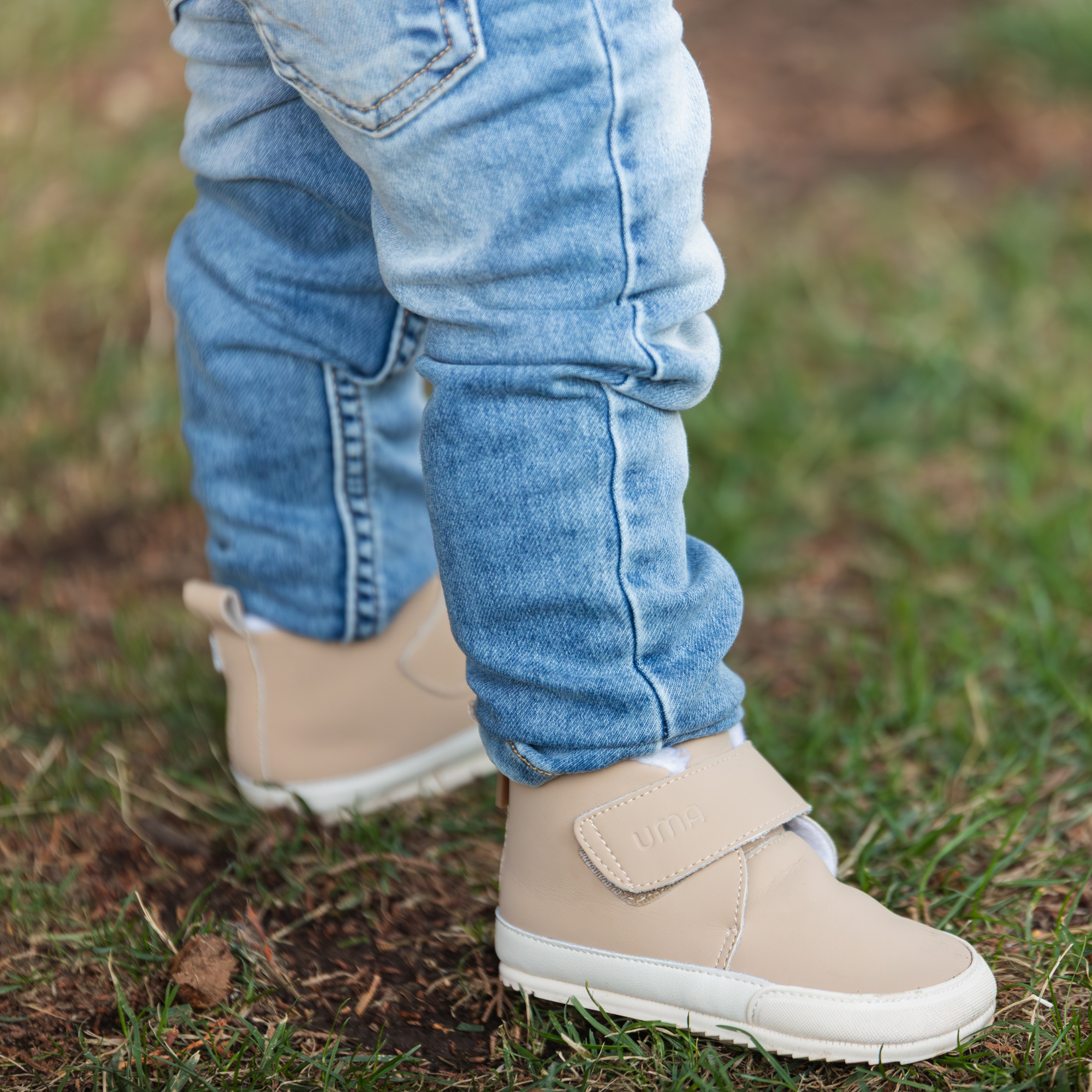 Botin barefoot ergonomico arena modelo Fluffy para bebes en uso 3