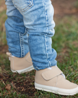 Botin barefoot ergonomico arena modelo Fluffy para bebes en uso 3
