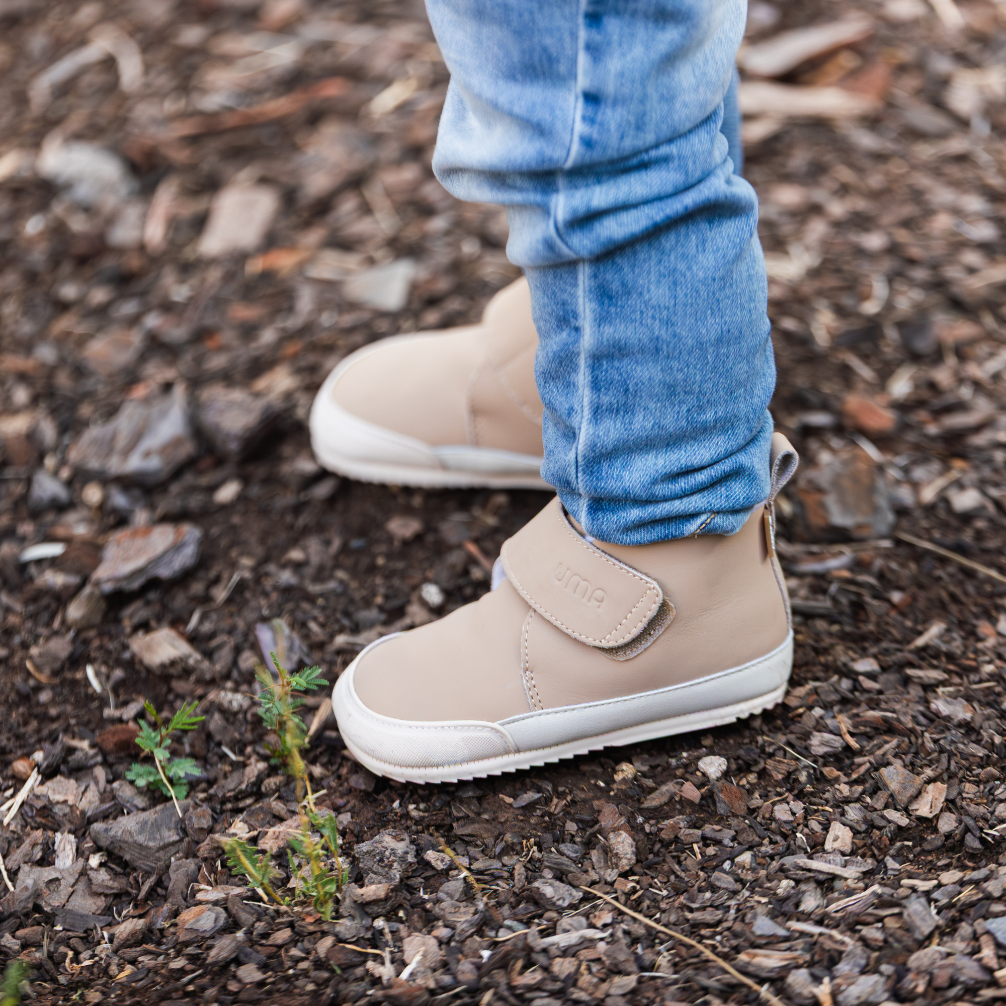 Botin barefoot ergonomico arena modelo Fluffy para bebes en uso 4