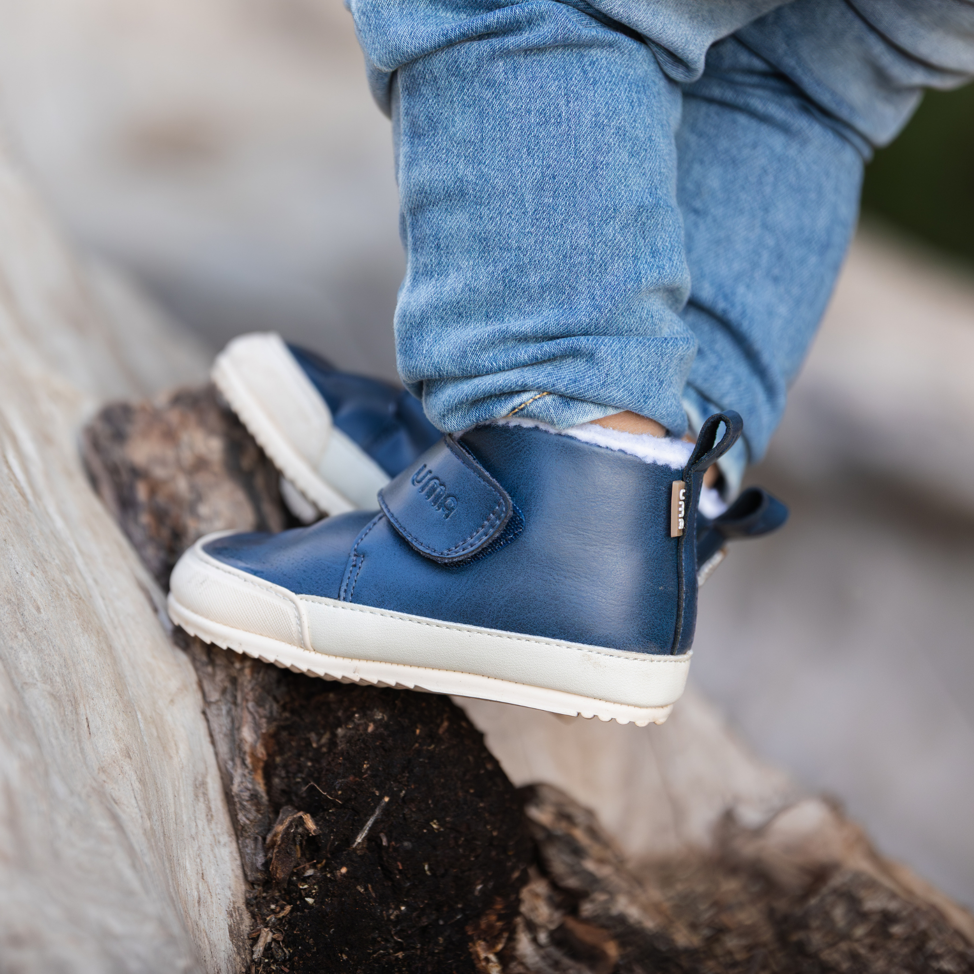 Botin barefoot ergonomico azul marino modelo Fluffy para bebes en uso