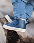 Botin barefoot ergonomico azul marino modelo Fluffy para bebes en uso