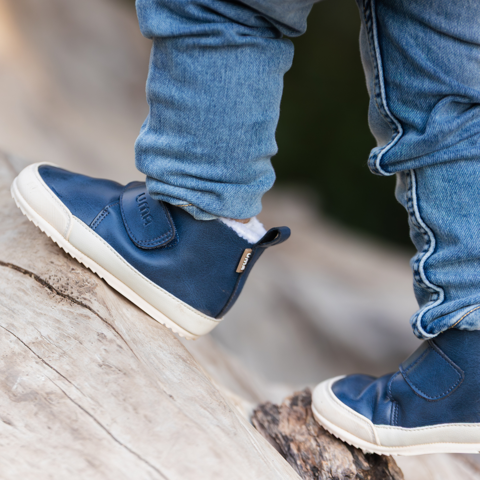 Par de botines barefoot ergonomicos azul marino modelo Fluffy para bebes