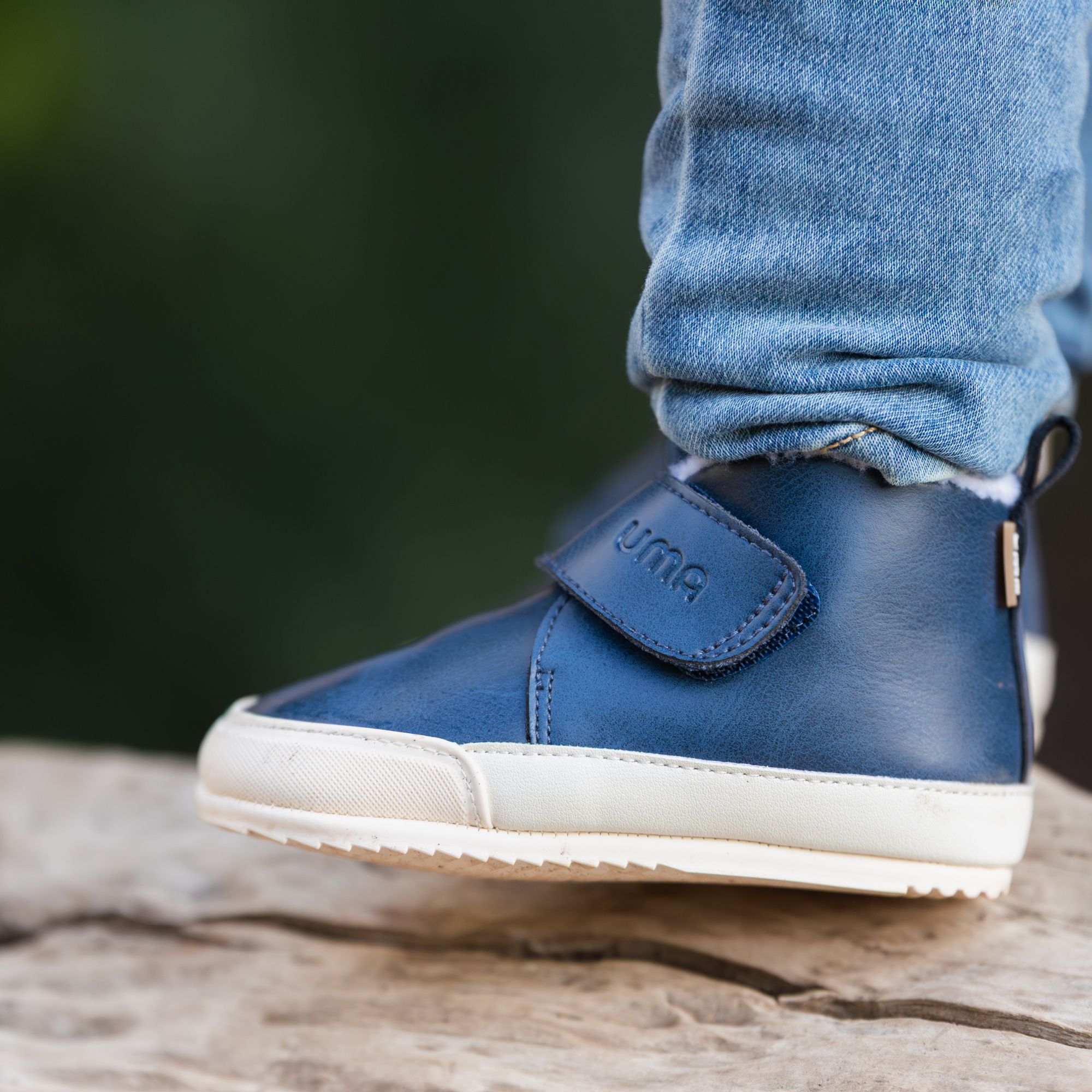 Detalle de botin barefoot ergonomico azul marino modelo Fluffy para bebes