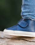 Detalle de botin barefoot ergonomico azul marino modelo Fluffy para bebes