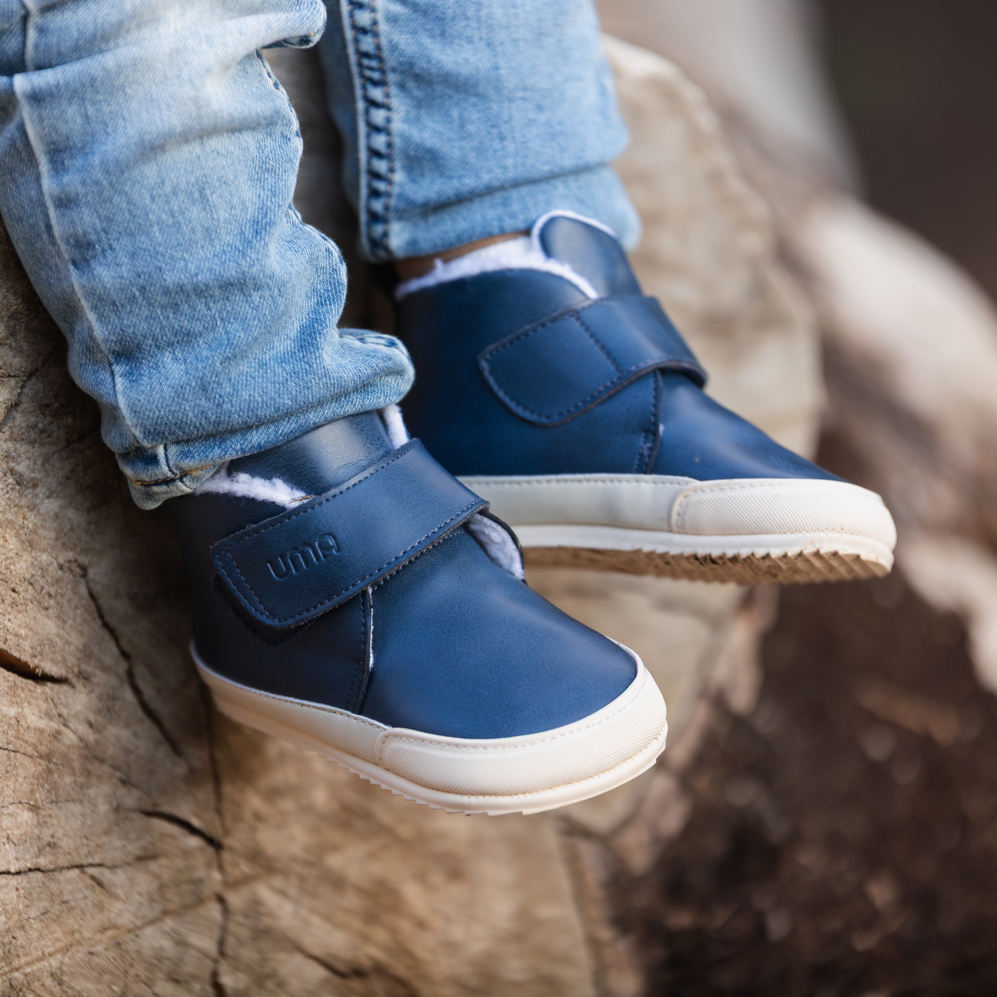 Par de botines barefoot ergonomicos azul marino modelo Fluffy para bebes 2