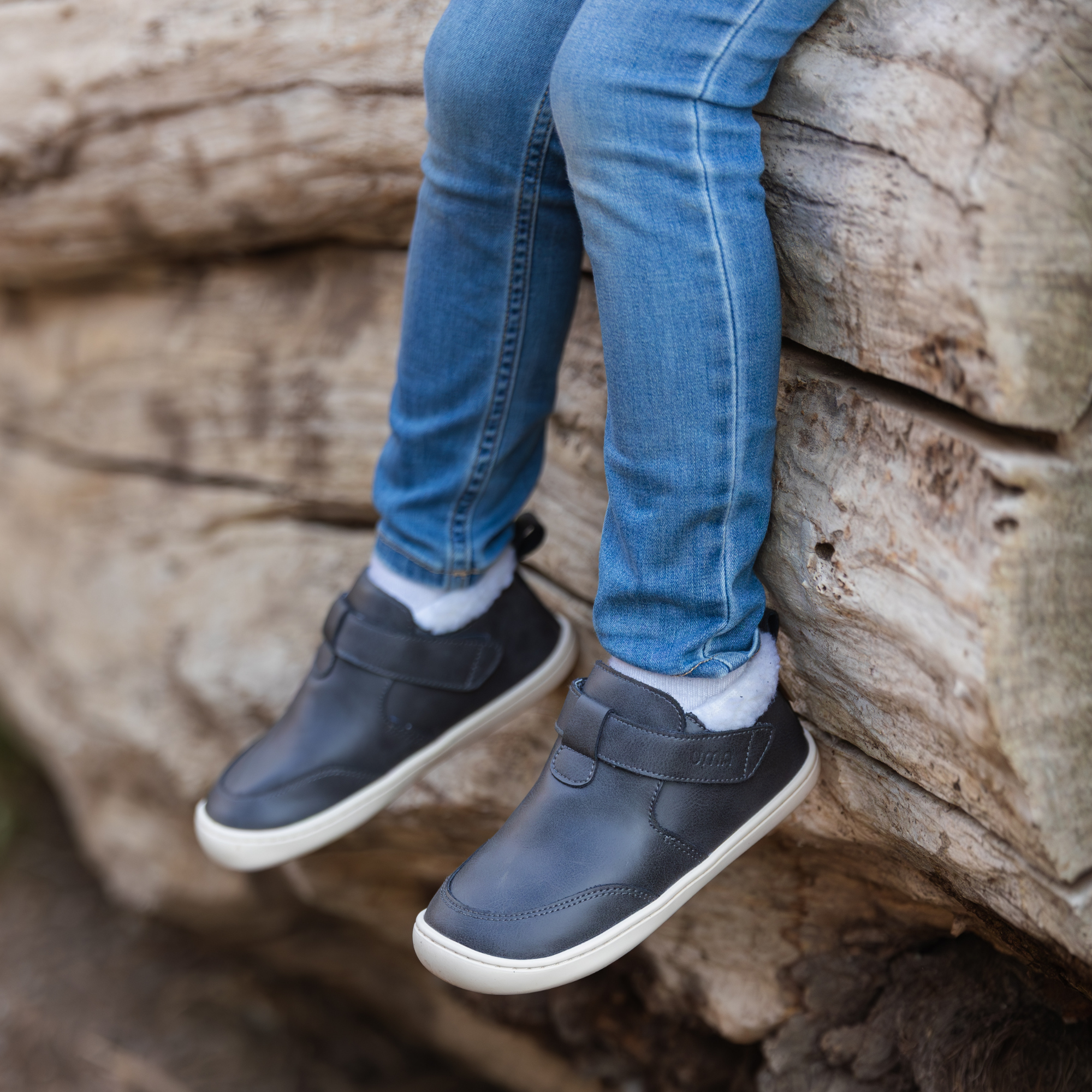 Botin barefoot ergonomico grafito modelo Arctic para ninos pequenos en uso