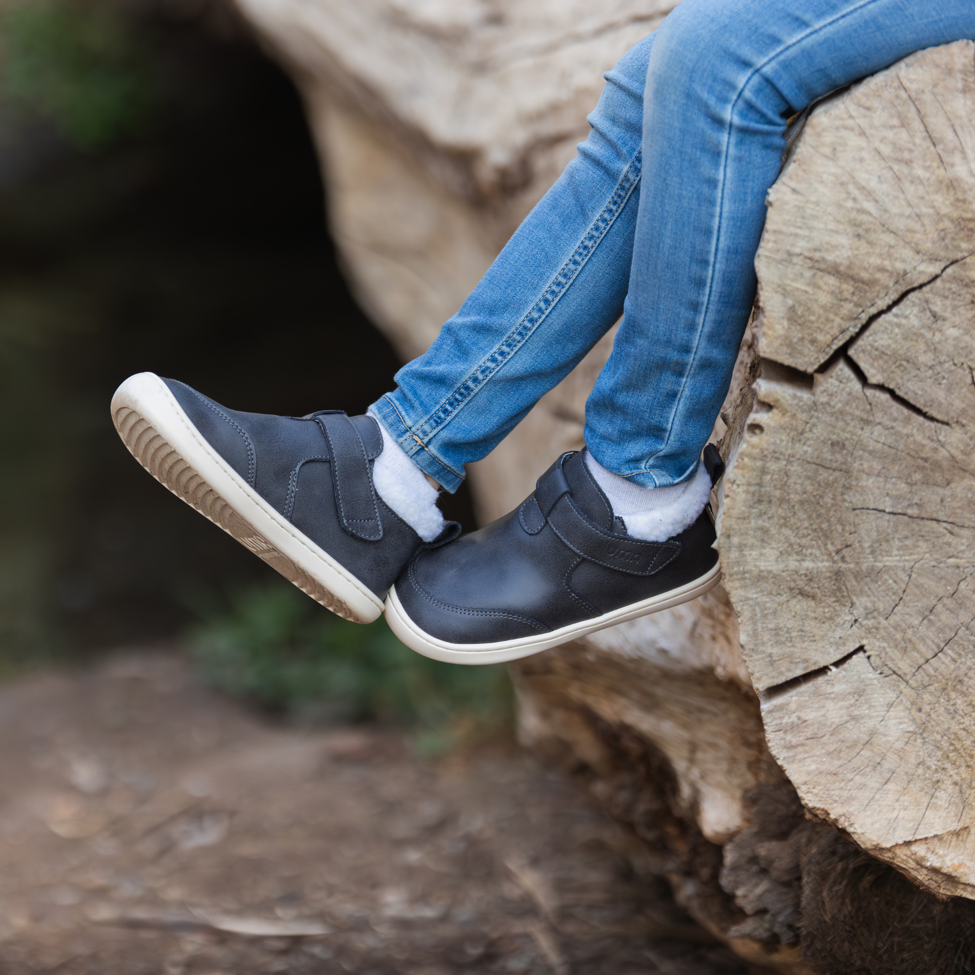 Botin barefoot ergonomico grafito modelo Arctic para ninos pequenos en uso 2