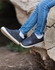 Botin barefoot ergonomico grafito modelo Arctic para ninos pequenos en uso 2
