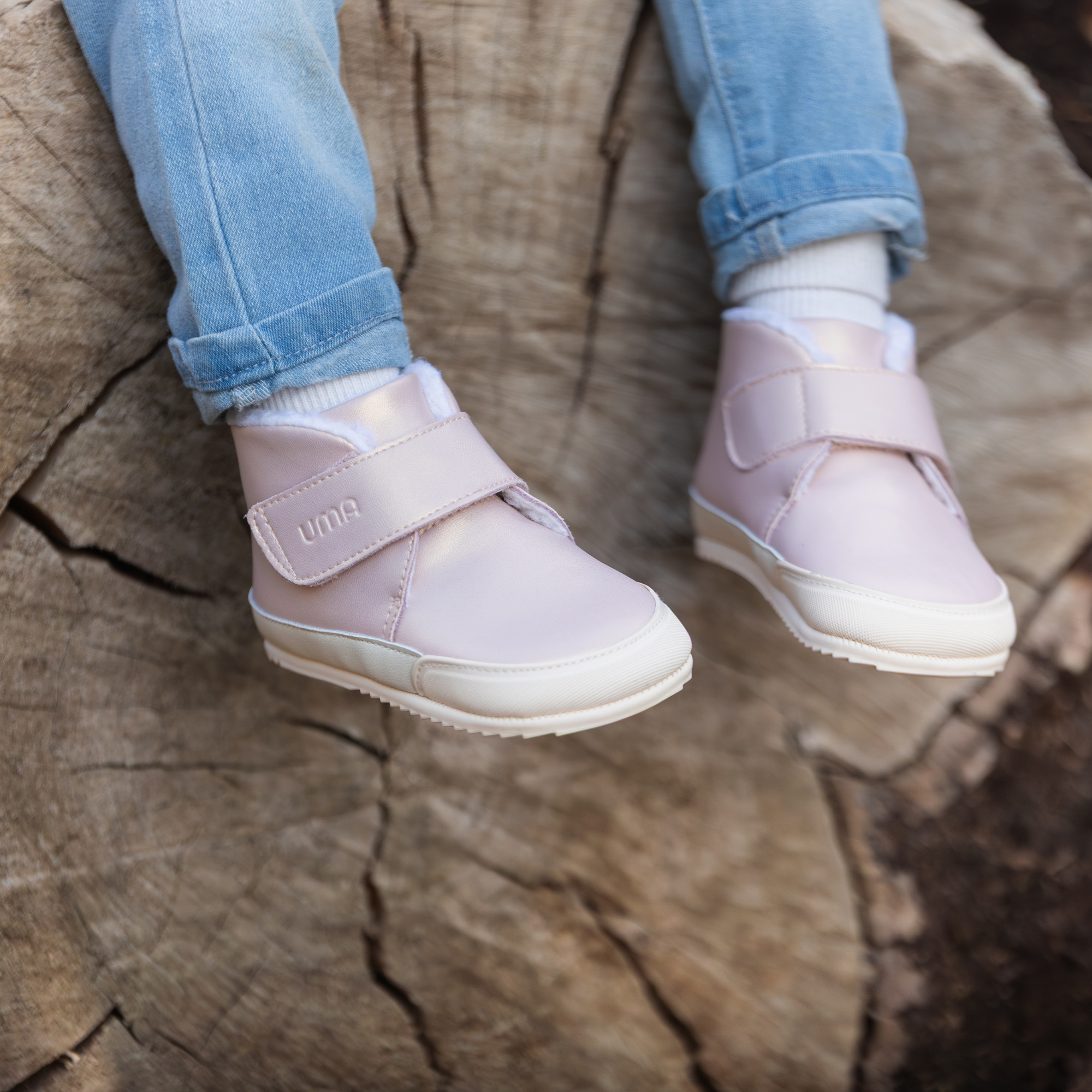 Par de botines barefoot ergonomicos rosa gold modelo Fluffy para bebes 2