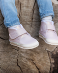 Par de botines barefoot ergonomicos rosa gold modelo Fluffy para bebes 2