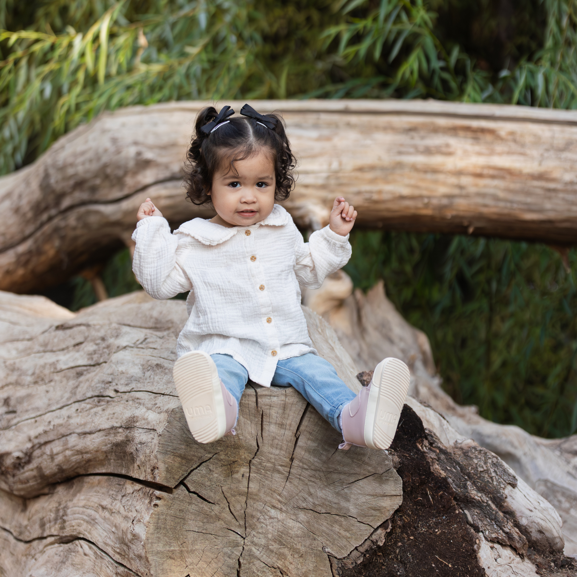 Botin barefoot ergonomico rosa gold modelo Fluffy para bebes en uso 2
