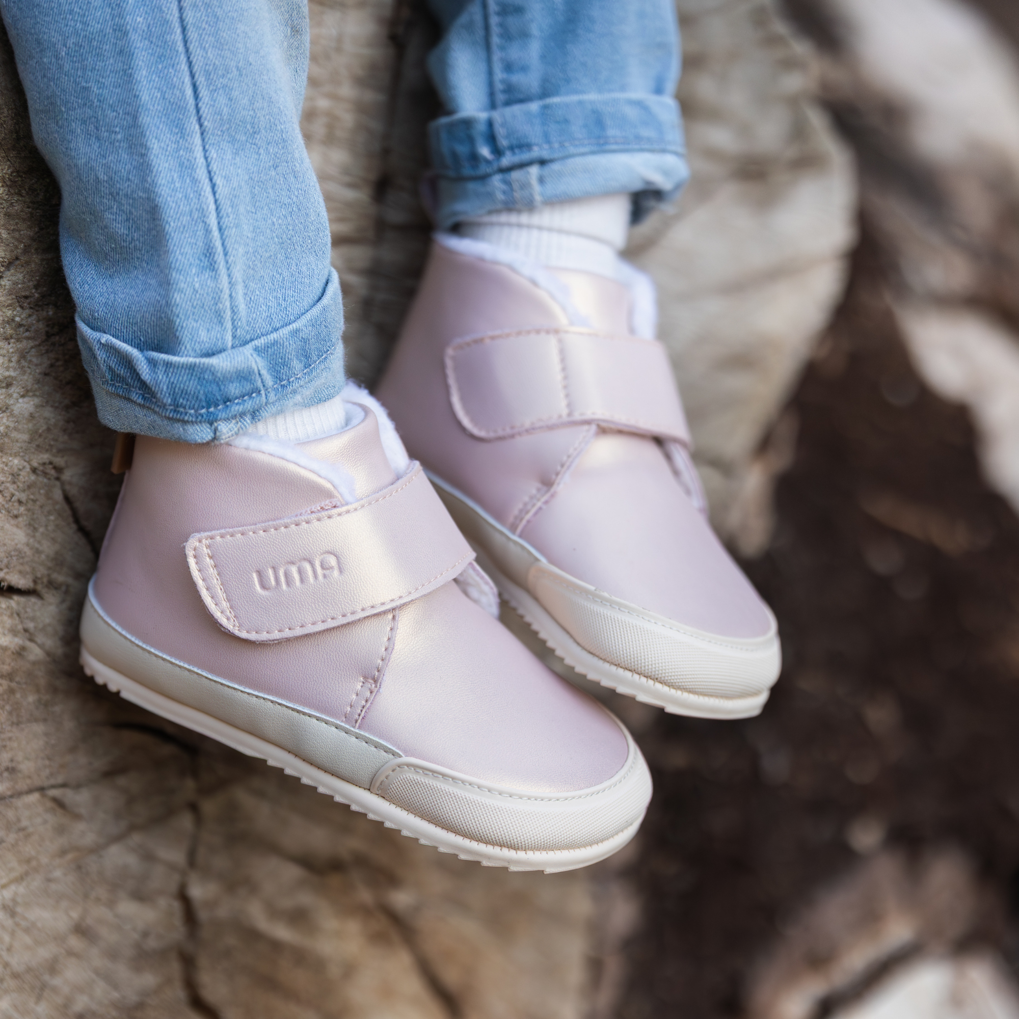 Par de botines barefoot ergonomicos rosa gold modelo Fluffy para bebes