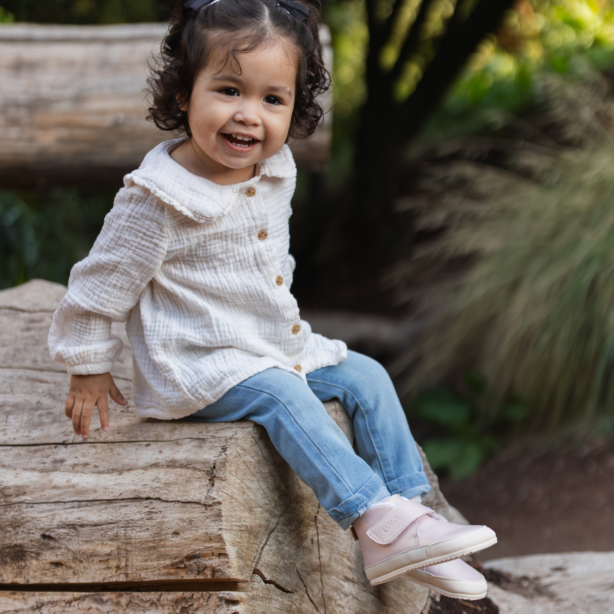 Botin barefoot ergonomico rosa gold modelo Fluffy para bebes en uso