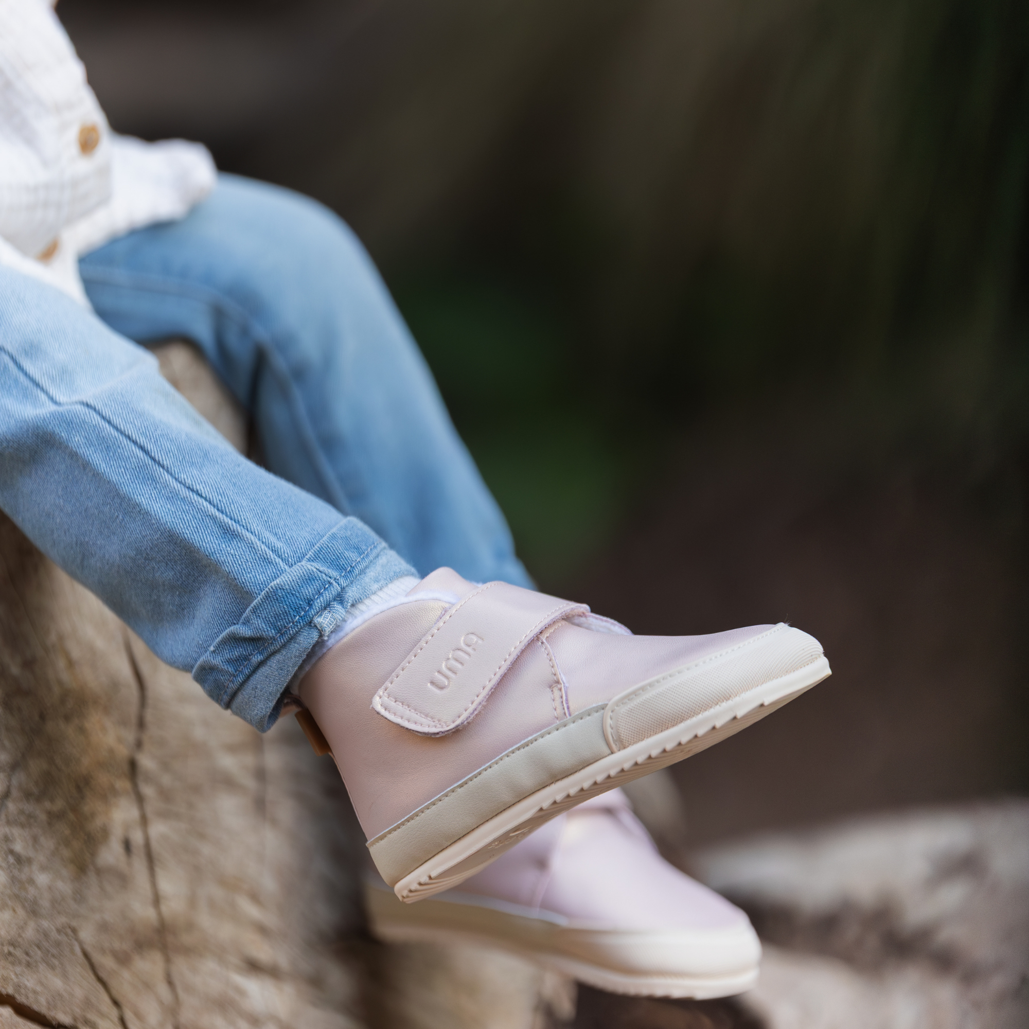 Botin barefoot ergonomico rosa gold modelo Fluffy para bebes vista lateral 2