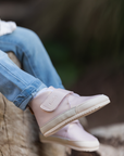 Botin barefoot ergonomico rosa gold modelo Fluffy para bebes vista lateral 2