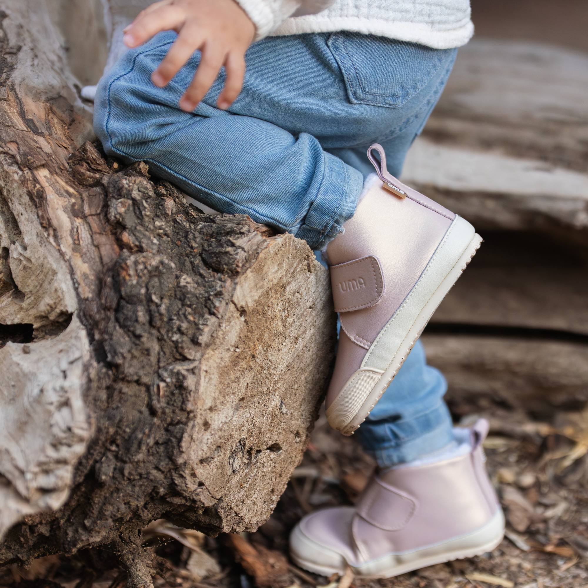 Detalle de botin barefoot ergonomico rosa gold modelo Fluffy para bebes