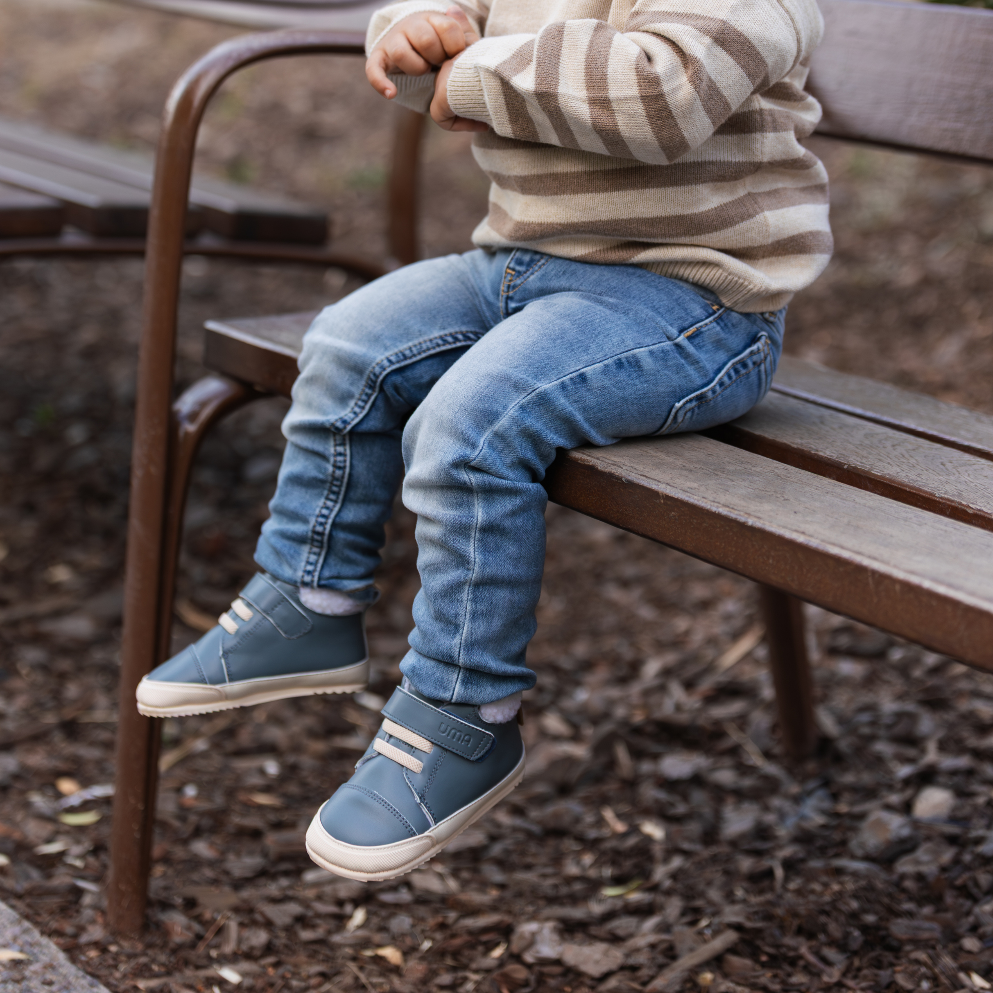 Botin barefoot ergonomico azul piedra modelo Wind para bebes en uso