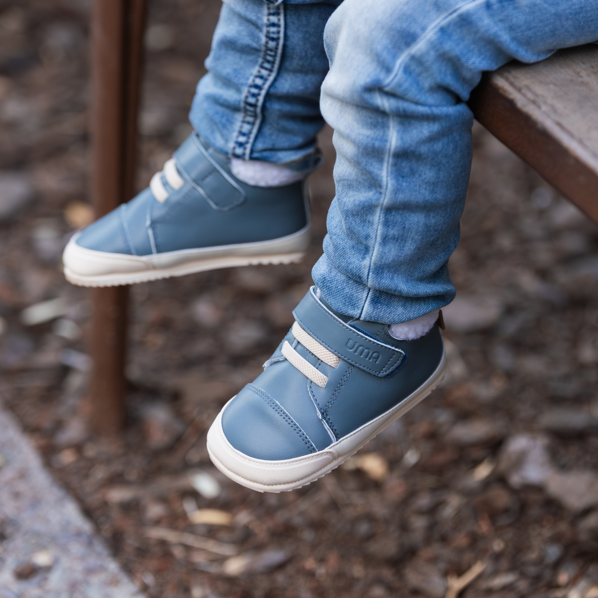 Par de botines barefoot ergonomicos azul piedra modelo Wind para bebes
