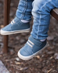 Par de botines barefoot ergonomicos azul piedra modelo Wind para bebes