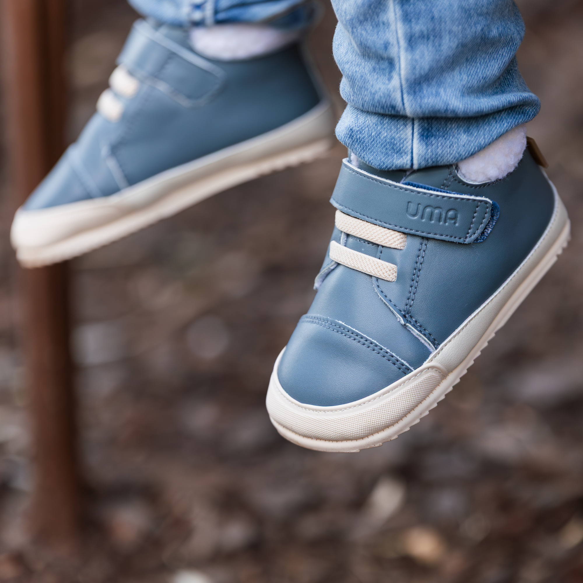 Detalle de botin barefoot ergonomico azul piedra modelo Wind para bebes