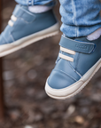 Detalle de botin barefoot ergonomico azul piedra modelo Wind para bebes