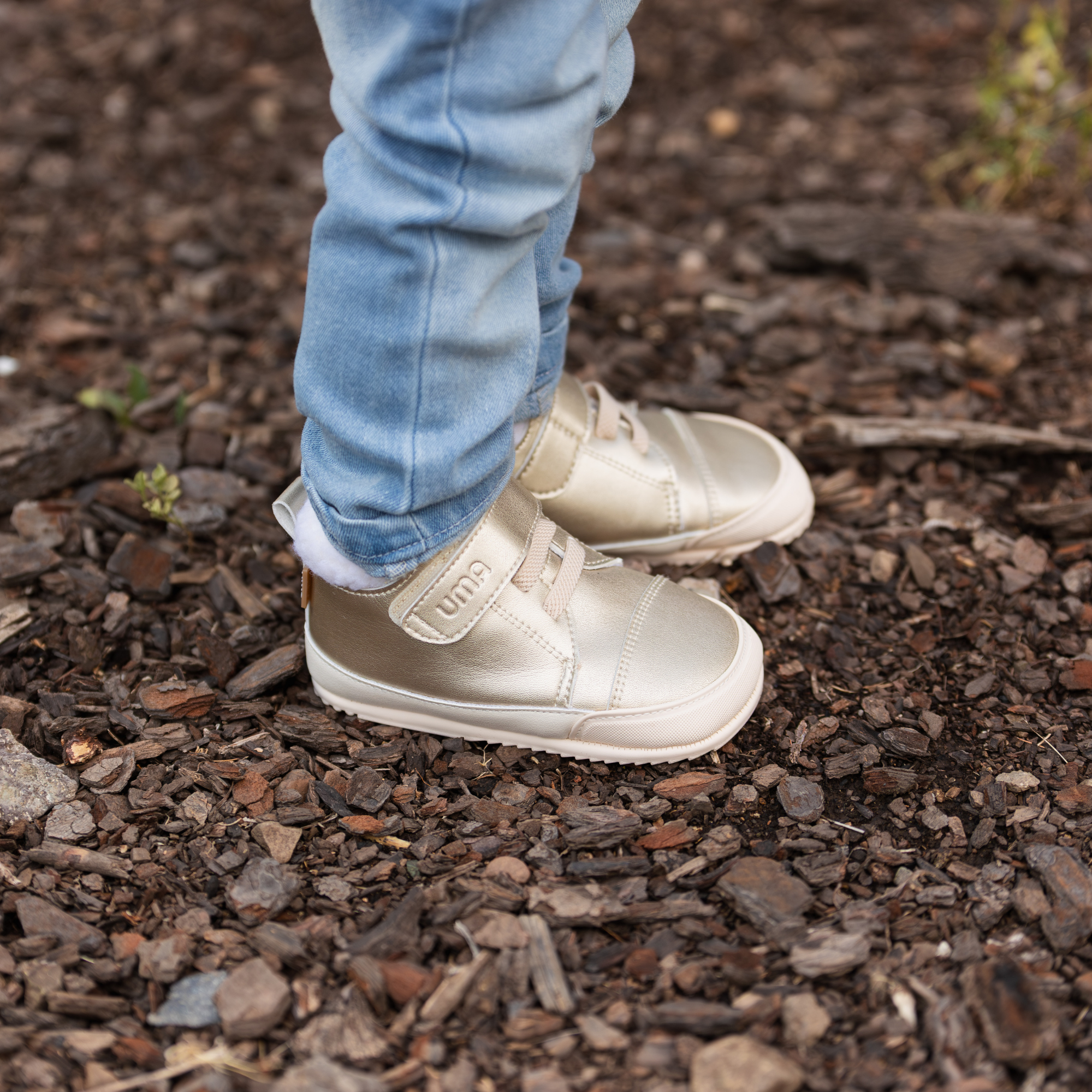 Par de botines barefoot ergonomicos gold modelo Wind para bebes 2