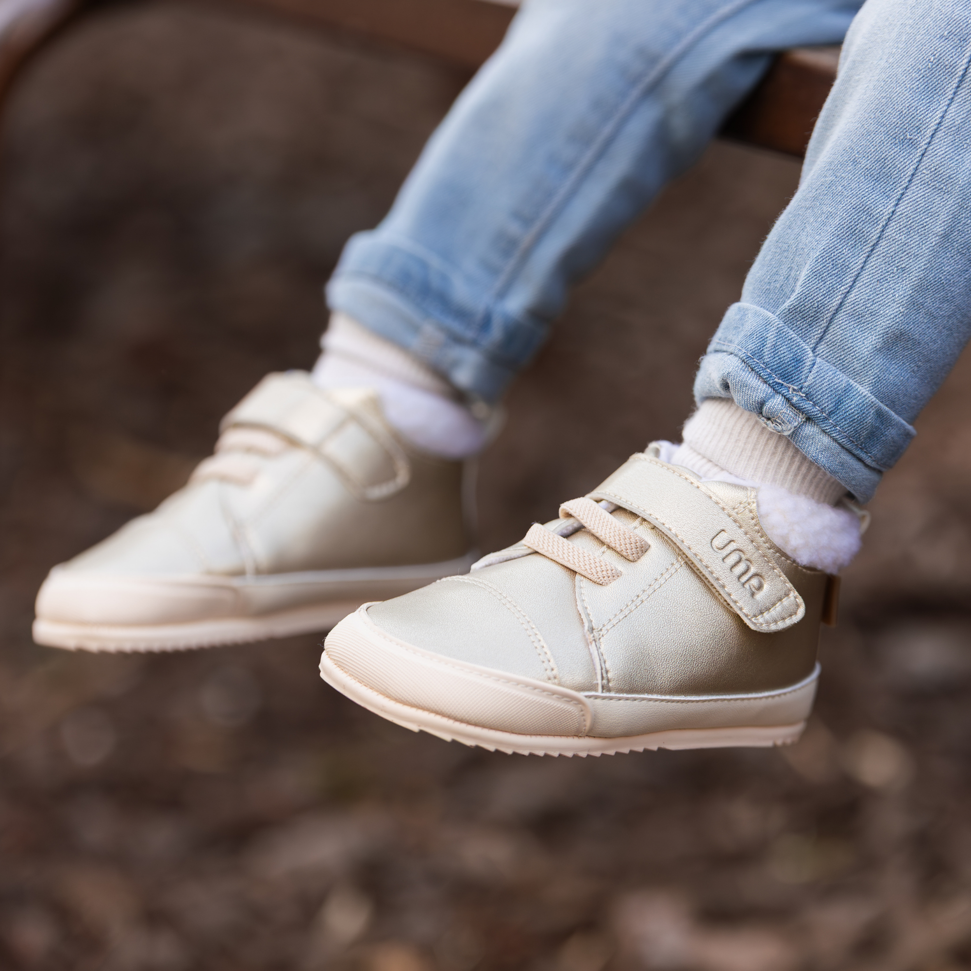 Par de botines barefoot ergonomicos gold modelo Wind para bebes