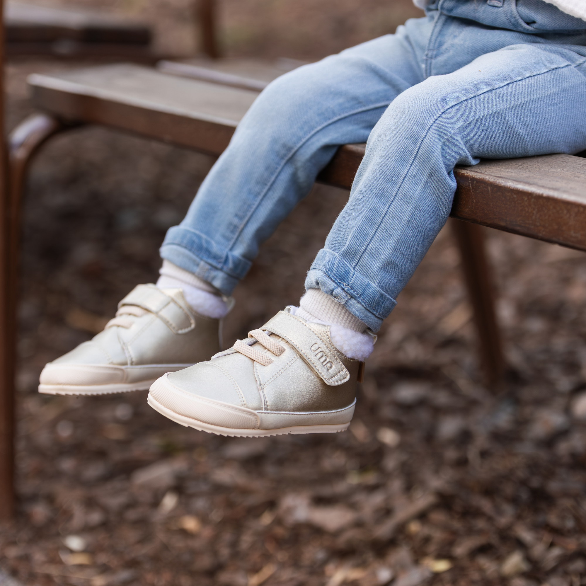 Botin barefoot ergonomico gold modelo Wind para bebes en uso