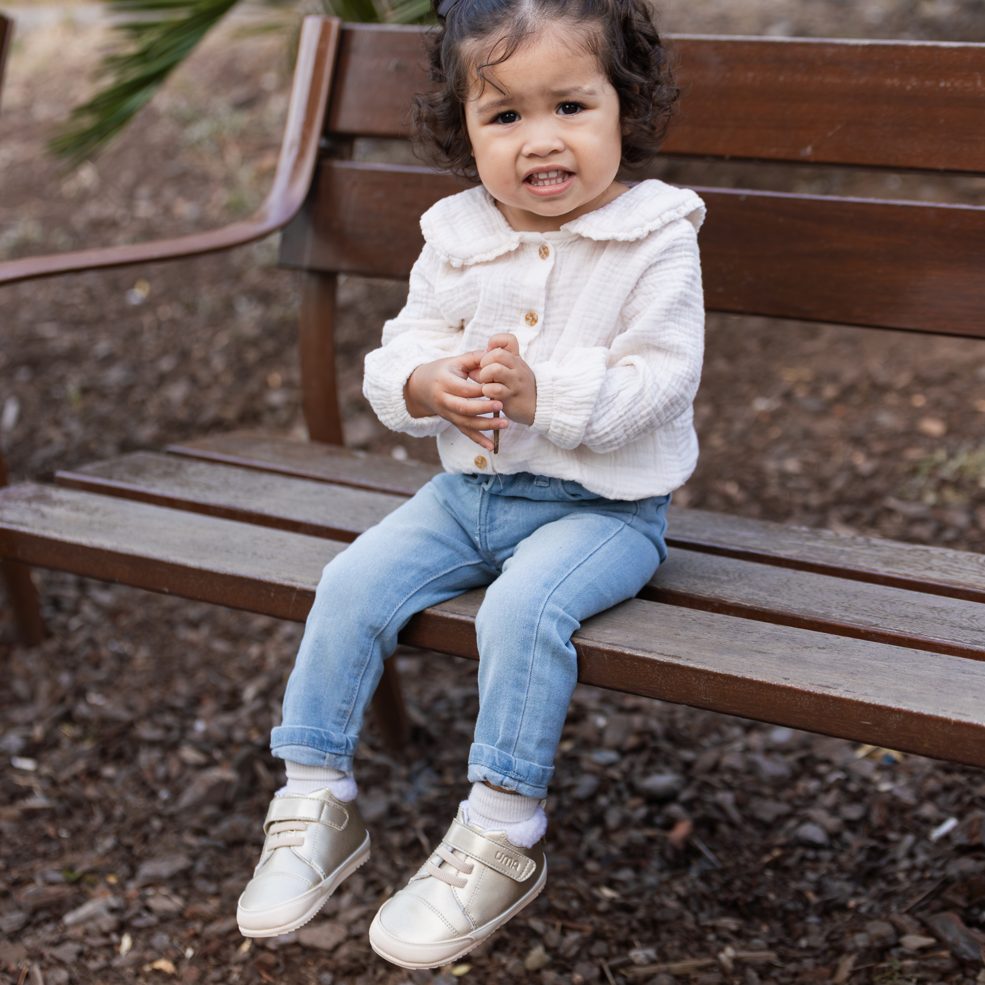 Botin barefoot ergonomico gold modelo Wind para bebes en uso 2