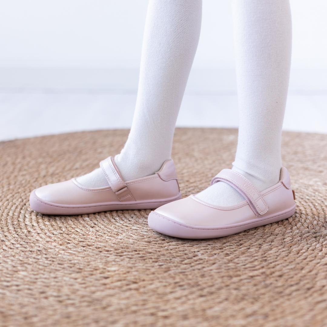 Mercedita barefoot ergonomica rosado perla para ninos puesta en uso