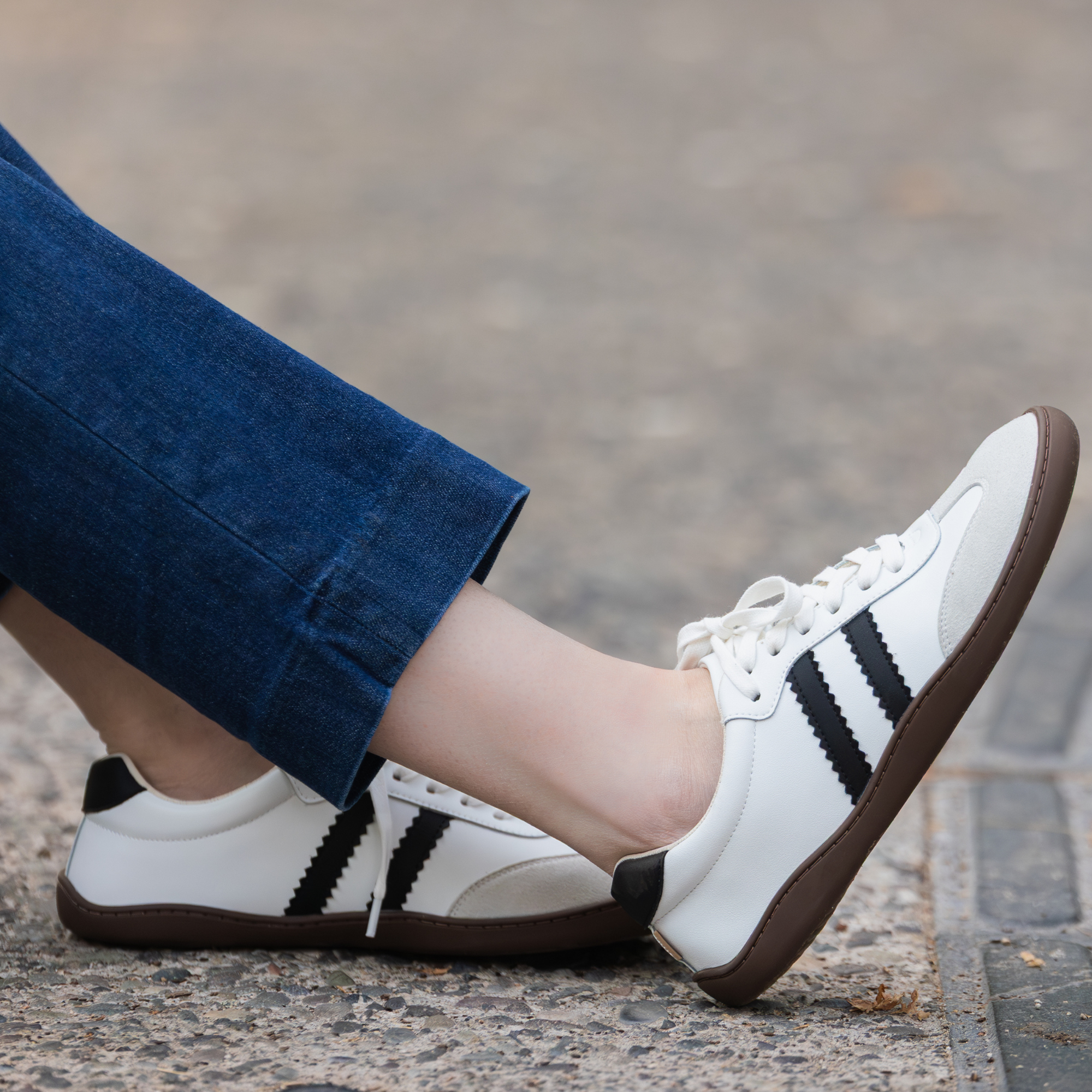 Zapatilla barefoot ergonomica blanco modelo Terra para adultos vista lateral ambos pies