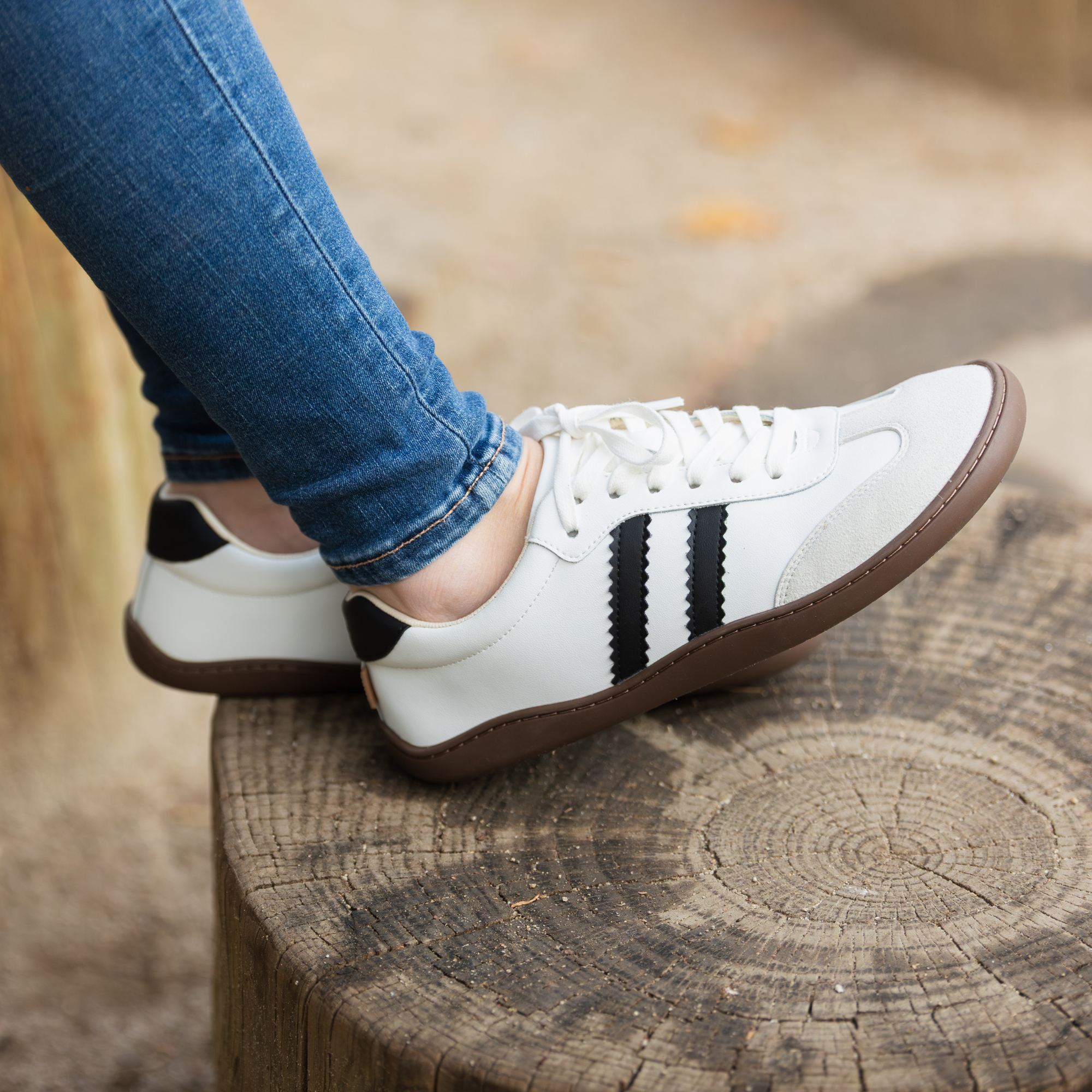 Zapatilla barefoot ergonomica blanco modelo Terra para adultos vista lateral en uso