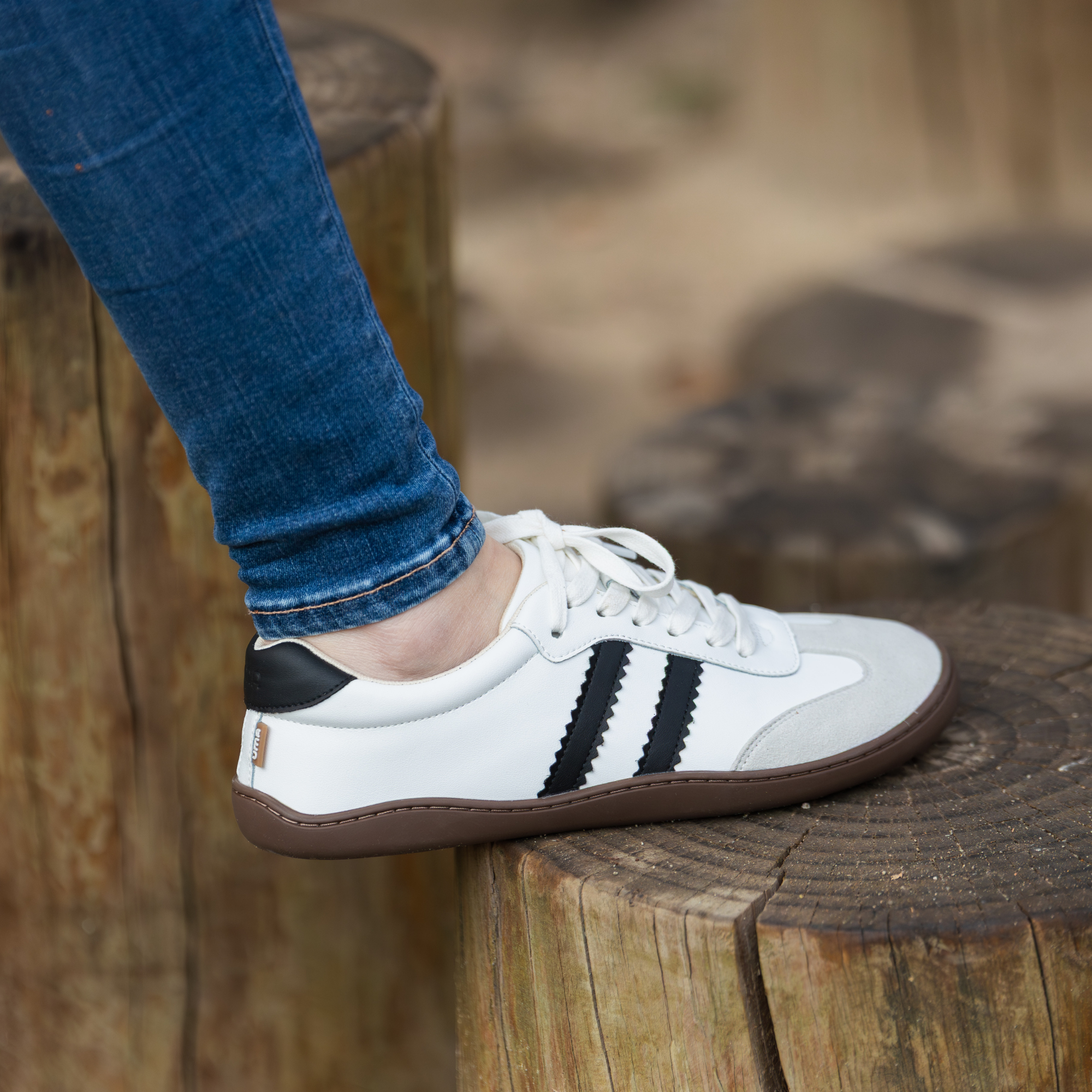 Zapatilla barefoot ergonomica blanco modelo Terra para adultos vista lateral posterior en uso